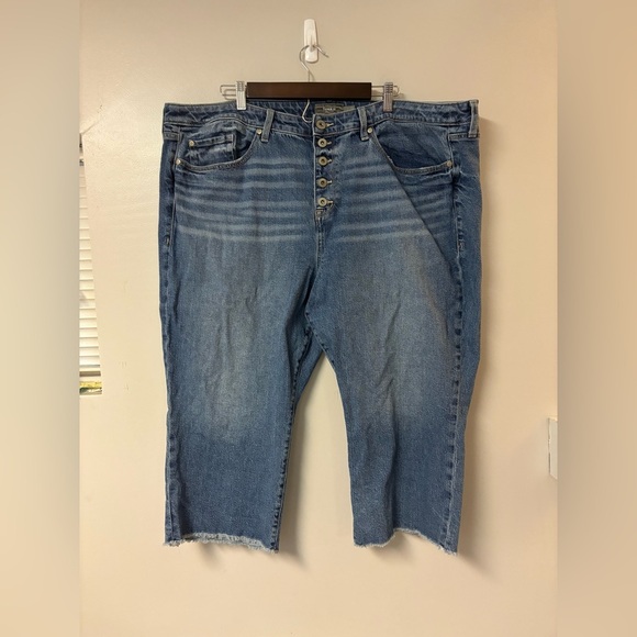 Torrid Plus Size Medium Wash Distressed Capri Denim 22 - Picture 1 of 8